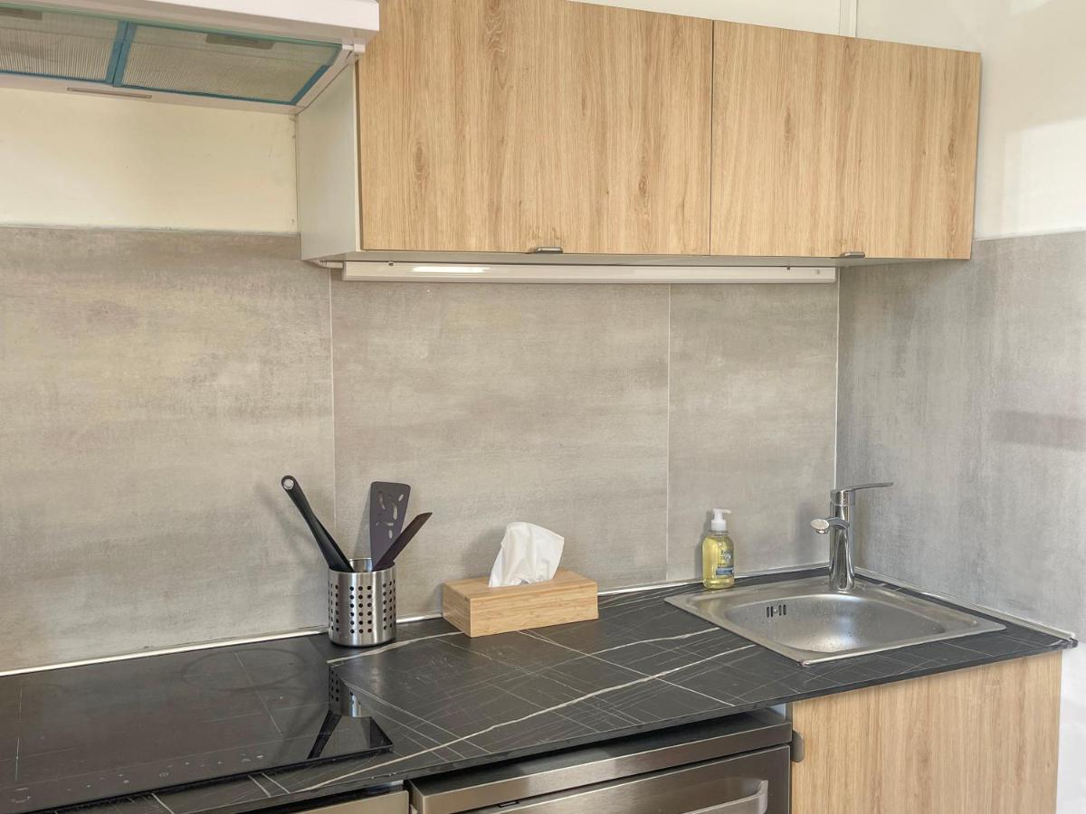 Apartment Place De La Mairie, Art *