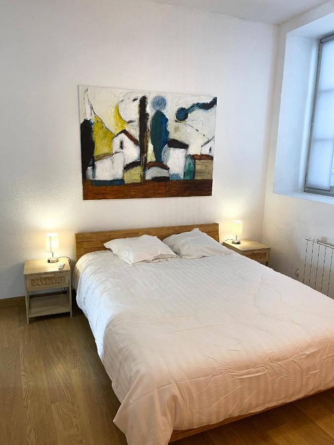 Apartment Place De La Mairie, Art *