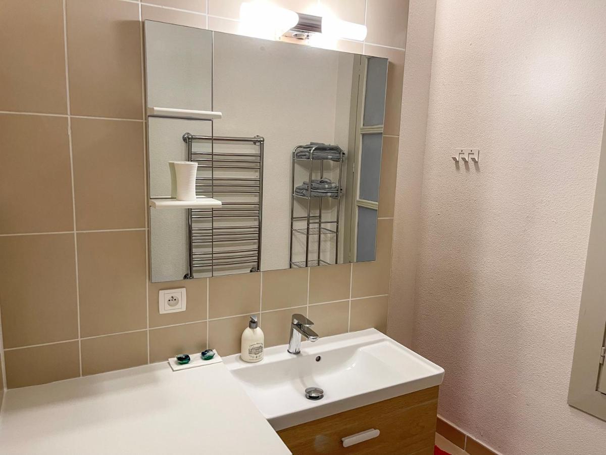 Apartment Place De La Mairie, Art *