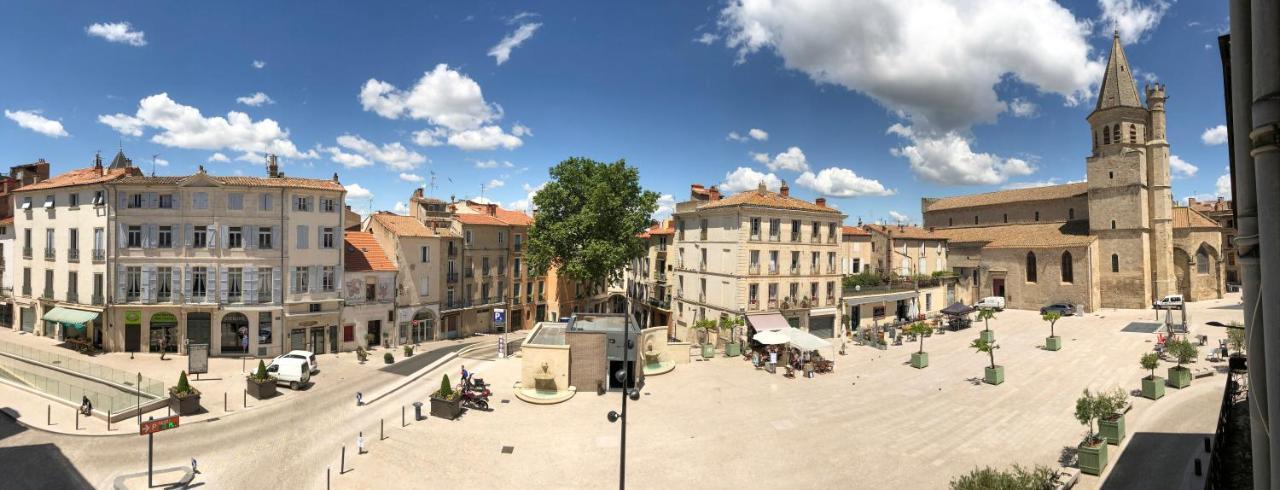 Place De La Mairie, Art