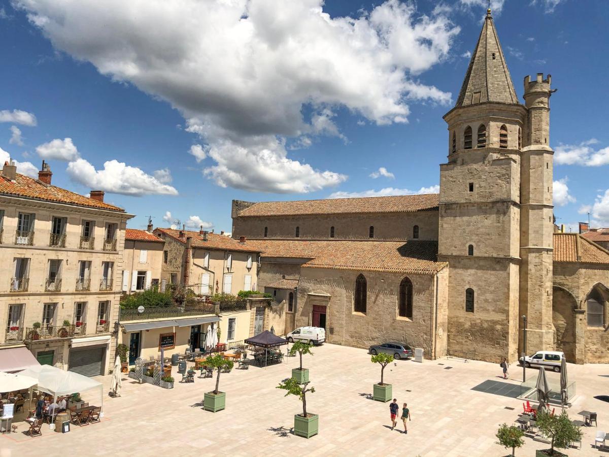 Place De La Mairie, Art