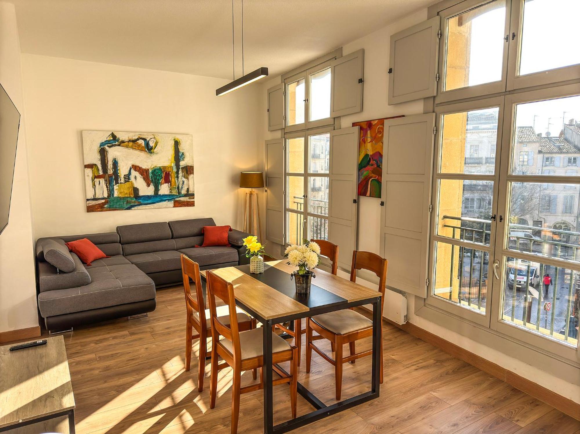 Place De La Mairie, Art Apartment *