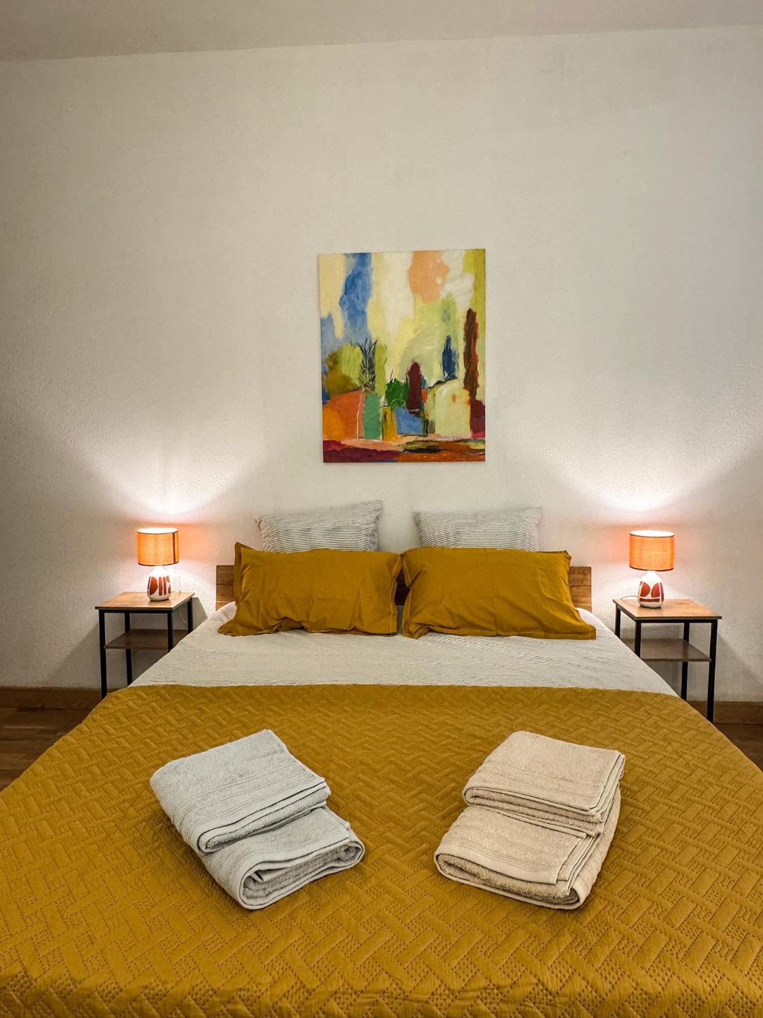 Apartment Place De La Mairie, Art *
