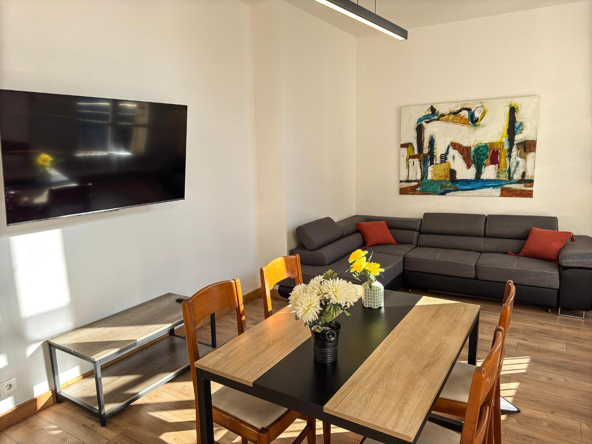 Place De La Mairie, Art Apartment